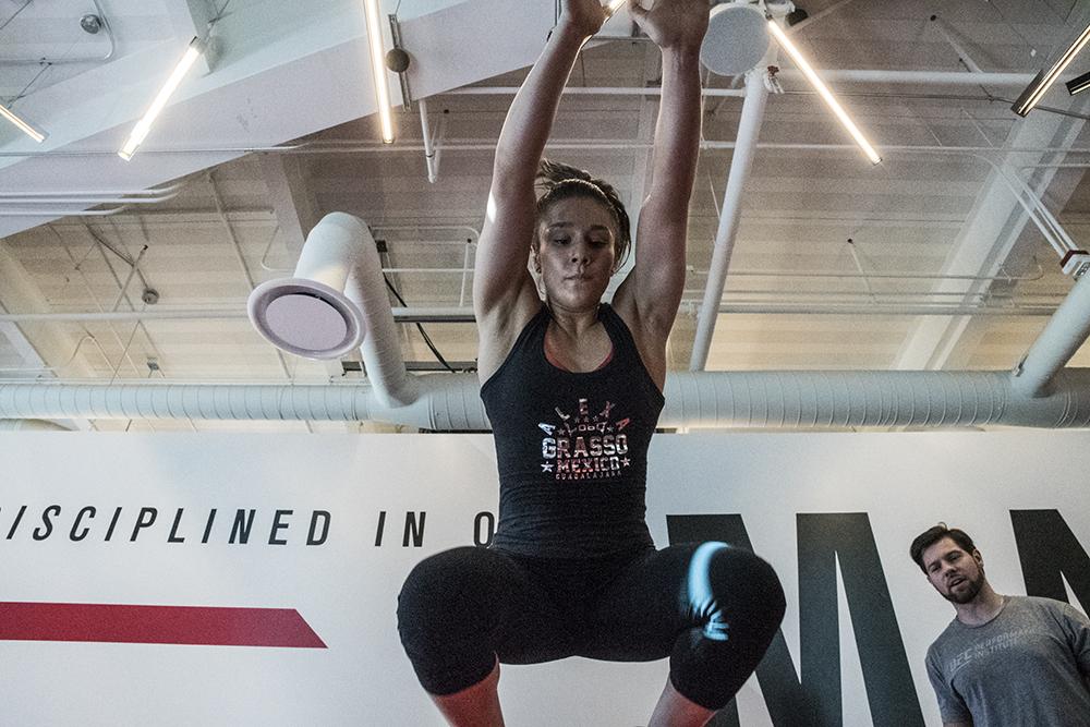 Alexa Grasso durante recuperación en el UFC Performance Institute