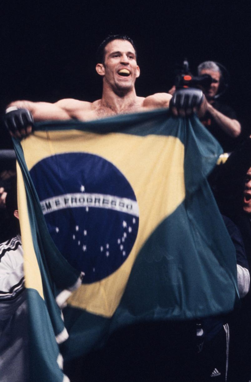 UNCASVILLE, CT - JANUARY 11: Murilo Bustamante defeats Dave Menne to win the UFC Middleweight Championship at the Mohegan Sun Arena on January 11, 2002 in Uncasville, Connecticut. (Photo by Susumu Nagao/Zuffa LLC/Zuffa LLC via Getty Images)