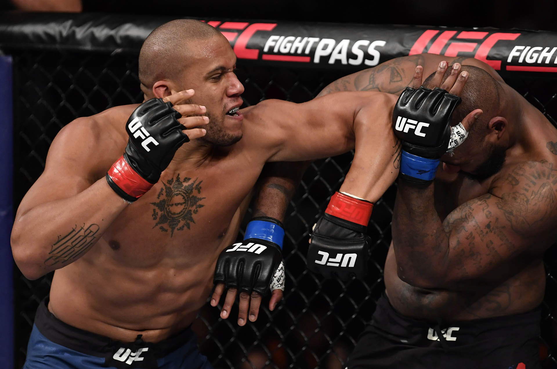 джон джонс полутяжелый. кормье о джимми манува. гловер тейшейра иржи прохазка бой. александр шлеменко артур гусейнов. иржи прохазка.