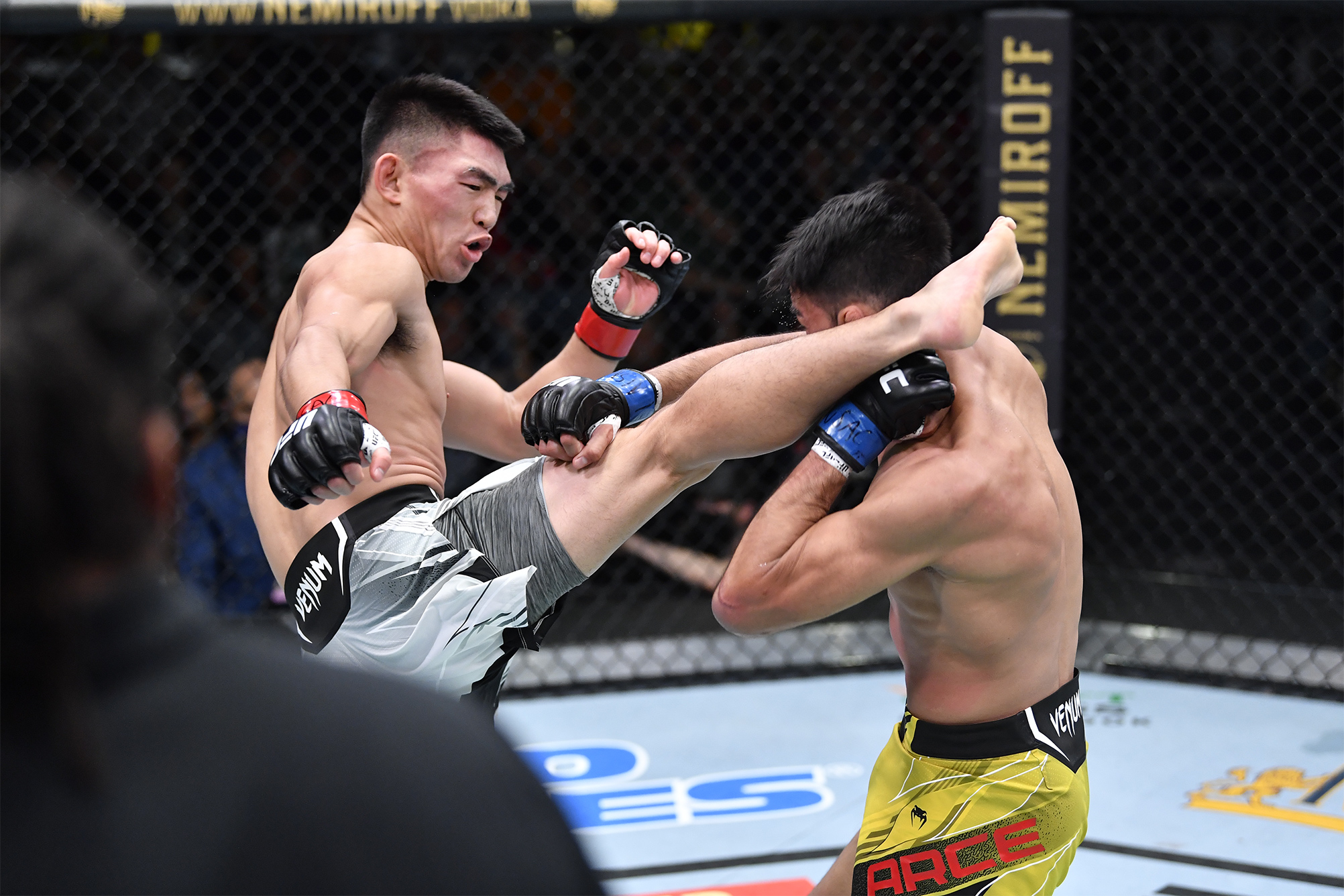 Сонг ядонга бои. Стерлинг юфс. Сонг ядонг. Сонг ядонг 2022 ufc. Сонг ядонг.