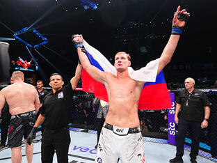 Alexander Volkov comemora a vitória no UFC Arábia Saudita. (Foto por Chris Unger/Zuffa LLC)
