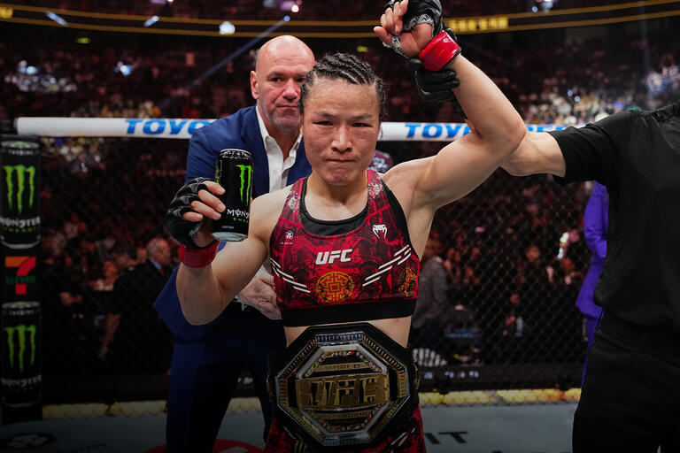 Zhang Weili comemora com o cinturão do UFC após a vitória sobre Xiaonan Yan no UFC 300, em abril de 2024 (Jeff Bottari/Zuffa LLC)