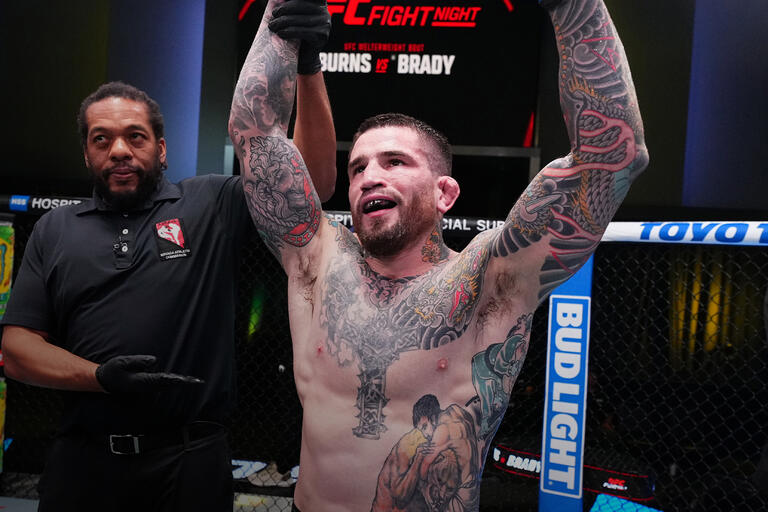 Sean Brady comemora a vitória na luta principal do UFC Vegas 97. (Foto por Chris Unger/Zuffa LLC)