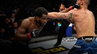 (L-R) Geoff Neal punches Santiago Ponzinibbio of Argentina during their welterweight bout during the UFC 269 on December 11, 2021 in Las Vegas, Nevada. (Photo by Jeff Bottari/Zuffa LLC)