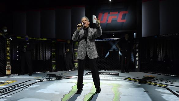 Octagon announcer Bruce Buffer introduces the main event during the UFC 255 event at UFC APEX on November 21, 2020 in Las Vegas, Nevada. (Photo by Jeff Bottari/Zuffa LLC)