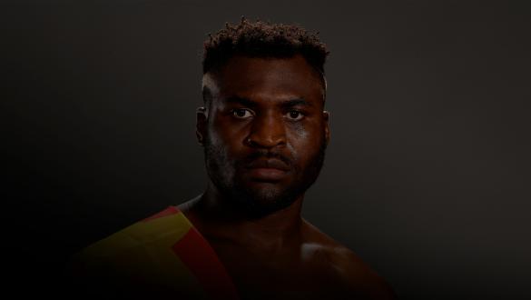 Francis Ngannou com a bandeira de Camarões sobre o ombro