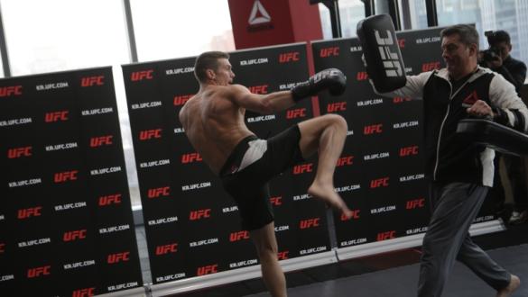 Stephen Thompson demonstrating kicks at the Open Workout in Seoul