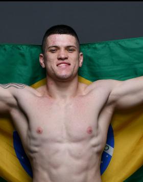 Wellington Turman posa com a bandeira do Brasil após a vitória no UFC São Paulo, em 2019. (Foto por Mike Roach/Zuffa LLC via Getty Images)
