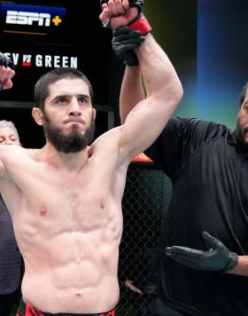 Islam Makhachev comemora após vencer Bobby Green na luta principal do UFC Vegas 49 (Chris Unger/ Zuffa LLC)