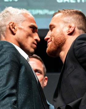 Charles Oliveira e Justin Gaethje se encaram na coletiva de imprensa do UFC 274 (Harrison Green/Zuffa LLC)