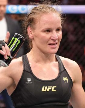 Valentina Shevchenko comemora após vencer Taila Santos por decisão dividida no UFC 275 (Jeff Bottari/Zuffa LLC)