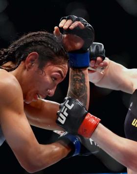Valentina Shevchenko troca golpes com Taila Santos em duelo no UFC 275 em Singapura (Yong Teck Lim/Getty Images)