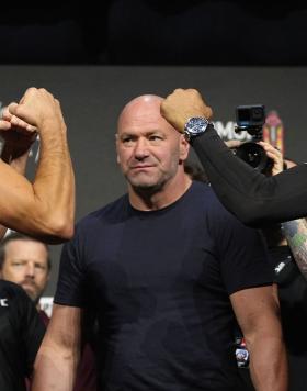 Nate Diaz e Tony Ferguson fazem a encarada na pesagem cerimonial do UFC 279. (Foto por Jeff Bottari/Zuffa LLC)