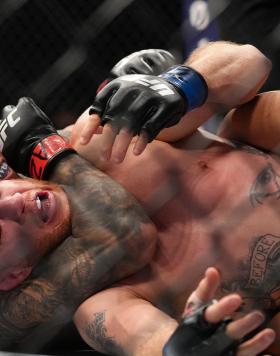 Charles Oliveira finaliza Justin Gaethje no UFC 274. (Foto por Jeff Bottari/Zuffa LLC)