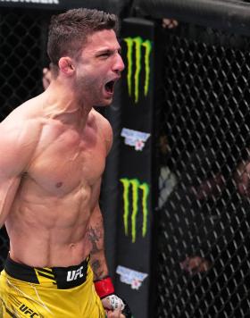 Allan Nascimento comemora sua vitória no UFC Vegas 67. (Foto por Chris Unger/Zuffa LLC)