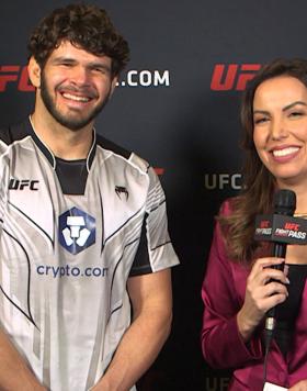 Philipe Lins sendo entrevistado por Evelyn Rodrigues nos bastidores do UFC Vegas 69.