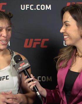 Mayra Bueno Silva sendo entrevistada por Evelyn Rodrigues nos bastidores do UFC Vegas 69.