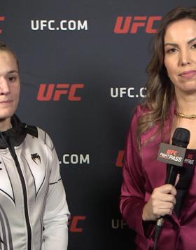 Erin Blanchfield sendo entrevistada por Evelyn Rodrigues nos bastidores do UFC Vegas 69.