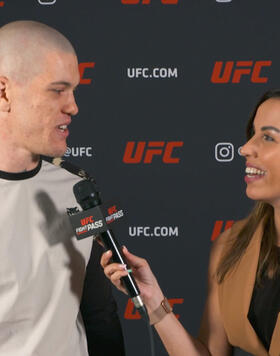 Wellington Turman dá entrevista para a repórter Evelyn Rodrigues na semana do UFC Jacksonville. (Divulgação)