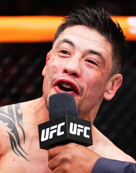 Brandon Moreno dá entrevista após vencer a luta principal do UFC Edmonton. (Foto por Jeff Bottari/Zuffa LLC)