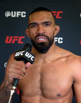 Brendson Ribeiro dá entrevista nos bastidores do UFC Edmonton. (Divulgação)