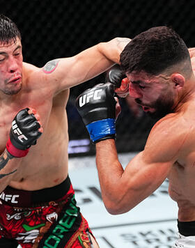 Brandon Moreno venceu Amir Albazi na luta principal do UFC Edmonton. (Jeff Bottari/Zuffa LLC)