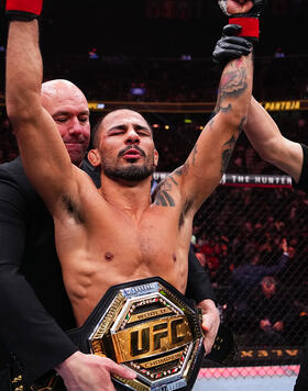 Alexandre Pantoja recebe o cinturão peso-mosca após vencer Kai Asakura no UFC 310. (Foto por Jeff Bottari/Zuffa LLC)