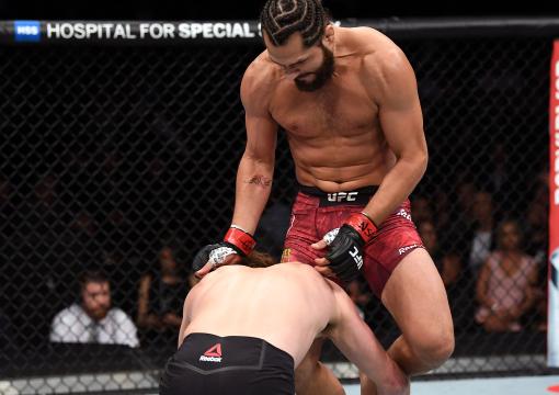 Jorge Masvidal nocauteia Ben Askren com uma joelhada voadora no UFC 239, em julho de 2019 (Josh Hedges/Zuffa LLC)