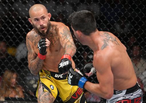Marlon Vera golpeia Dominick Cruz na luta principal do UFC San Diego. (Foto por Jeff Bottari/Zuffa LLC)
