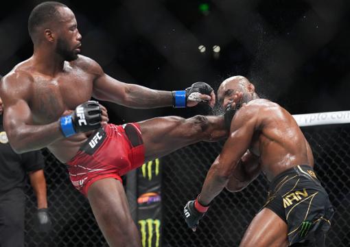 Leon Edwards nocauteia Kamaru Usman na luta principal do UFC 278. (Foto por Chris Unger/Zuffa LLC)