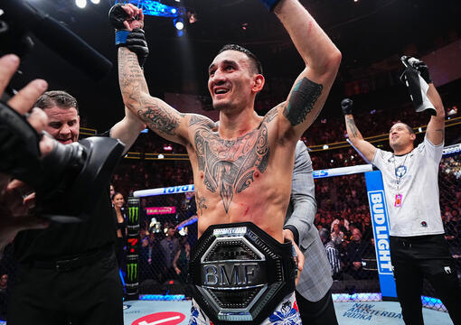 Max Holloway comemora ao ser coroado com o cinturão BMF no UFC 300, em abril de 2024 (Jeff Bottari/Zuffa LLC)