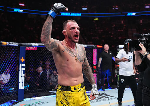 Renato Moicano comemora a vitória no UFC 300. (Foto por Jeff Bottari/Zuffa LLC)