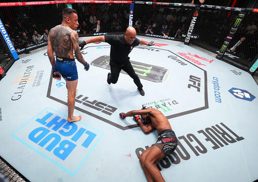 Carlos Prates reage após nocautear Neil Magny na luta principal do UFC Vegas 100. (Foto por Chris Unger/Zuffa LLC)