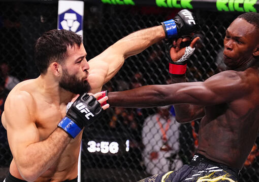 Nassourdine Imavov golpeia Israel Adesanya na luta principal do UFC Arábia Saudita. (Foto por Chris Unger/Zuffa LLC)