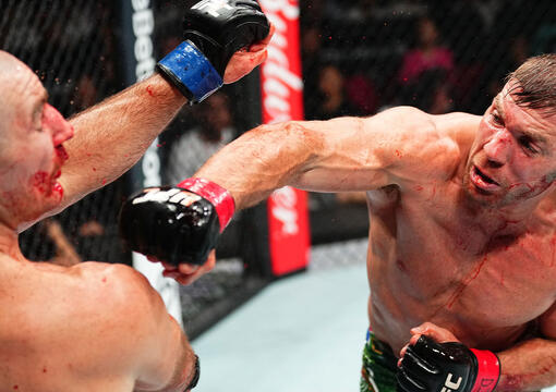 Dricus Du Plessis golpeia Sean Strickland na luta principal do UFC 312. (Foto por Jeff Bottari/Zuffa LLC)