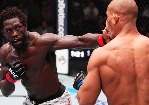 Jared Cannonier golpeia Gregory Rodrigues na luta principal do UFC Vegas 102, em fevereiro de 2025. (Jeff Bottari/Zuffa LLC)