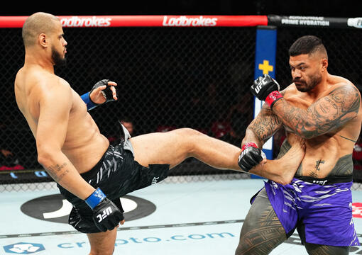 Tallison Teixeira patea a Justin Tafa en UFC 312