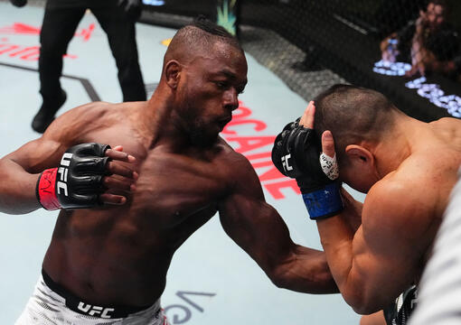 Manel Kape golpeia Asu Almabayev na luta principal do UFC Vegas 103. (Foto por Jeff Bottari/Zuffa LLC)