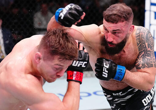 Roman Dolidze golpeia Marvin Vettori na luta principal do UFC Vegas 104. (Foto por Chris Unger/Zuffa LLC)