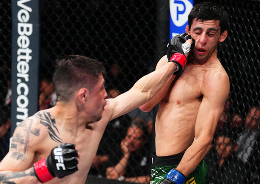 Brandon Moreno golpeia Steve Erceg na luta principal do UFC México. (Foto por Chris Unger/Zuffa LLC)