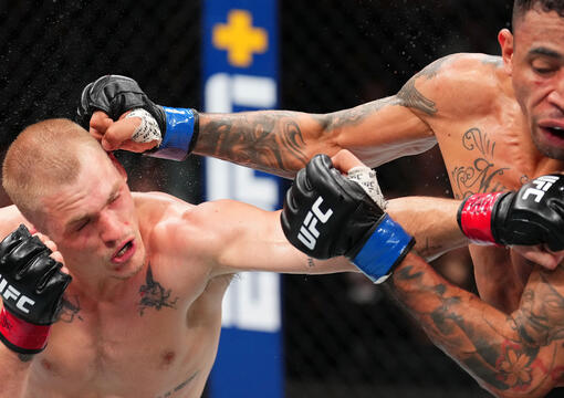 Ian Machado Garry golpeia Carlos Prates na luta principal do UFC Kansas City. (Foto por Josh Hedges/Zuffa LLC)