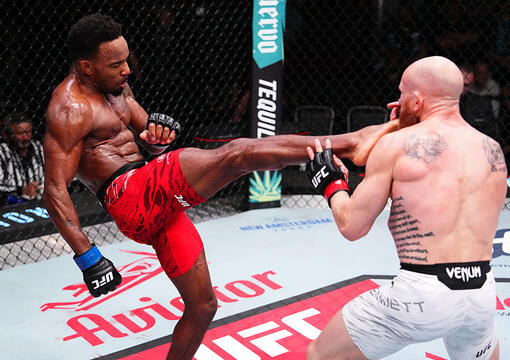 Lerone Murphy golpea a Josh Emmett