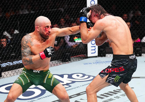 Alexander Volkanovski venceu Diego Lopes na luta principal do UFC 314. (Foto por Jeff Bottari/Zuffa LLC)