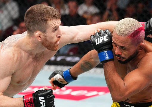 Cory Sandhagen desfere soco em Deiveson Figueiredo no UFC Des Moines, em maio de 2025. (Josh Hedges/Zuffa LLC)