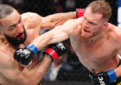 Jack Della Maddalena golpeia Belal Muhammad na luta principal do UFC 315. (Foto por Chris Unger/Zuffa LLC)