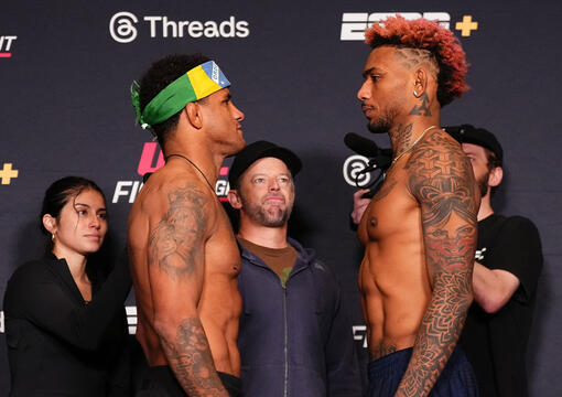 Gilbert Burns e Michael Morales fazem a encarada da luta principal do UFC Vegas 106. (Foto por Jeff Bottari/Zuffa LLC)