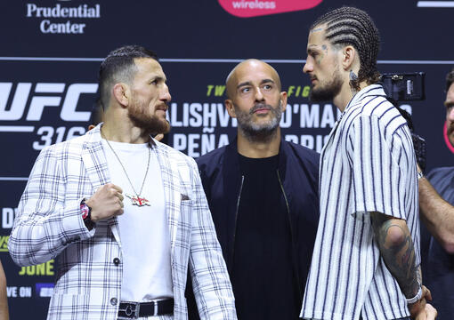 Merab Dvalishvili e Sean O'Malley se encaram em coletiva de imprensa do UFC 316, em junho de 2025. (Ed Mulholland/Zuffa LLC)