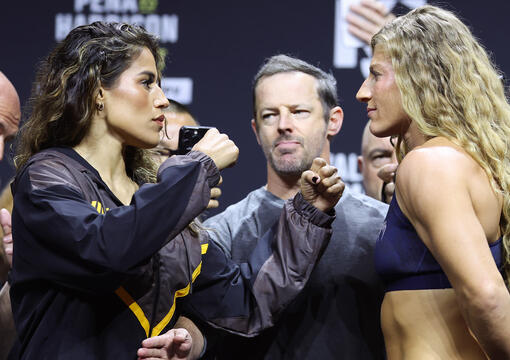 Julianna Peña e Kayla Harrison fazem a encarada na Cerimônia de Pesagem do UFC 316. (Foto por Ed Mulholland/Zuffa LLC)