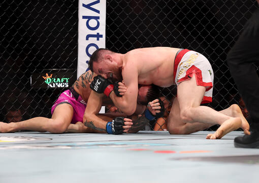 Merab Dvalishvili aplica estrangulamento em Sean O'Malley no UFC 316, em junho de 2025. (Elsa/Getty Images)
