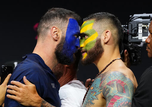 Paul Craig e Rodolfo Bellato fazem a encarada na cerimônia de pesagem do UFC Atlanta. (Foto por Cooper Neil/Zuffa LLC)